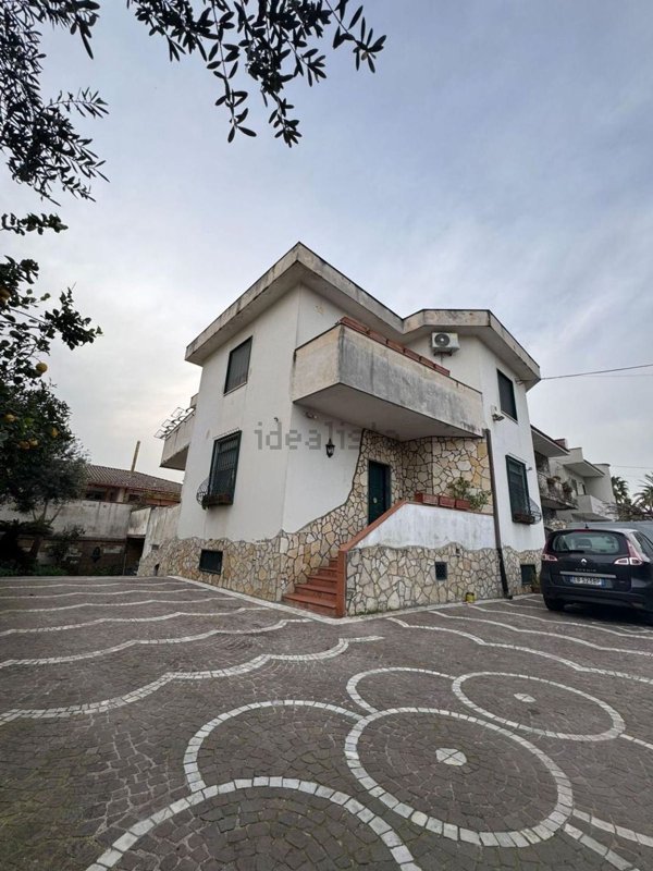 casa indipendente in vendita a Giugliano in Campania in zona Varcaturo