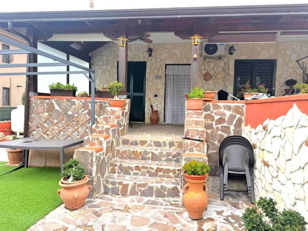 casa indipendente in vendita a Giugliano in Campania in zona Licola