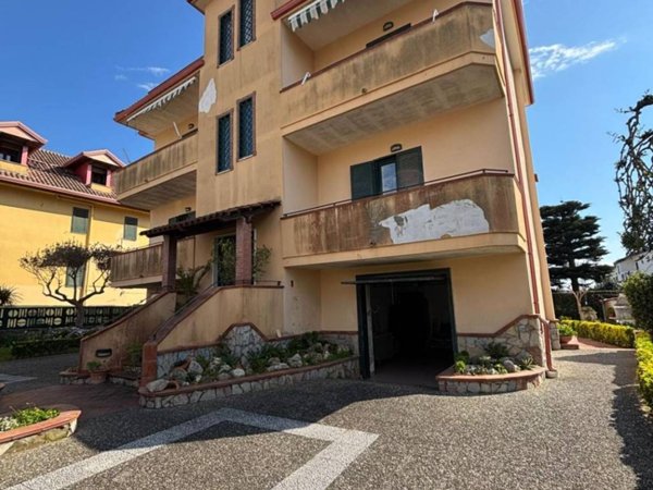 casa indipendente in vendita a Giugliano in Campania in zona Varcaturo