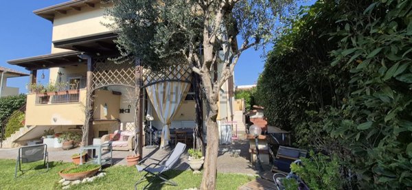 casa indipendente in vendita a Giugliano in Campania in zona Varcaturo