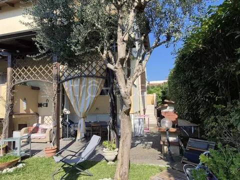 casa indipendente in vendita a Giugliano in Campania in zona Varcaturo