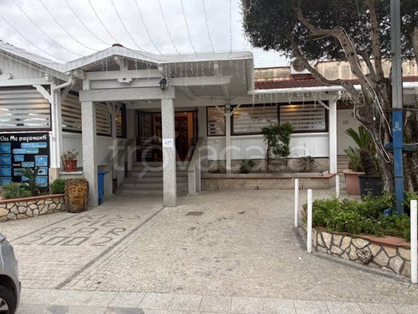 negozio in vendita a Giugliano in Campania in zona Varcaturo