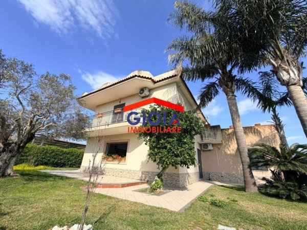 casa indipendente in vendita a Giugliano in Campania in zona Varcaturo