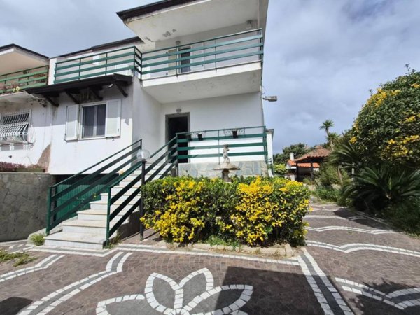casa indipendente in vendita a Giugliano in Campania in zona Varcaturo