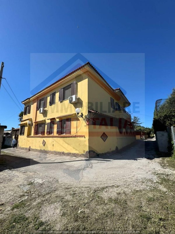 casa indipendente in vendita a Giugliano in Campania in zona Varcaturo