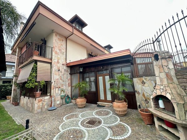 casa indipendente in vendita a Giugliano in Campania in zona Lago Patria