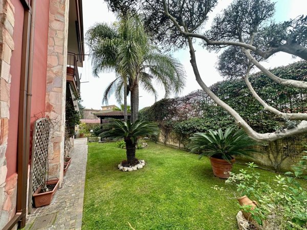 casa indipendente in vendita a Giugliano in Campania in zona Lago Patria