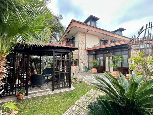 casa indipendente in vendita a Giugliano in Campania in zona Lago Patria