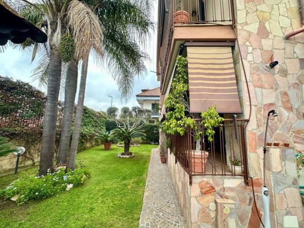 casa indipendente in vendita a Giugliano in Campania in zona Lago Patria