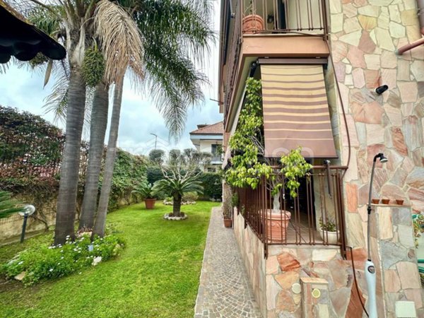 casa indipendente in vendita a Giugliano in Campania in zona Lago Patria