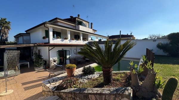 casa indipendente in vendita a Giugliano in Campania in zona Varcaturo
