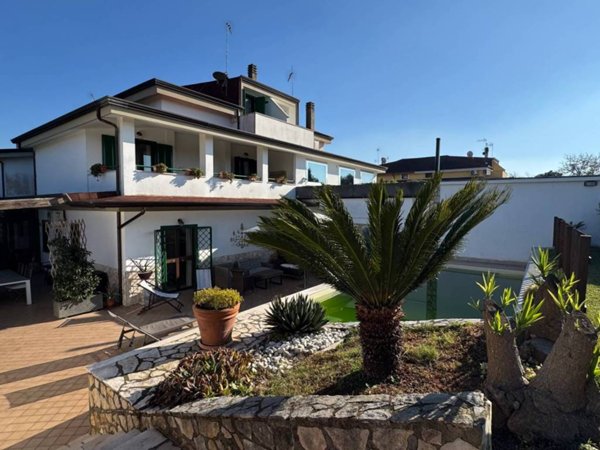 casa indipendente in vendita a Giugliano in Campania in zona Varcaturo