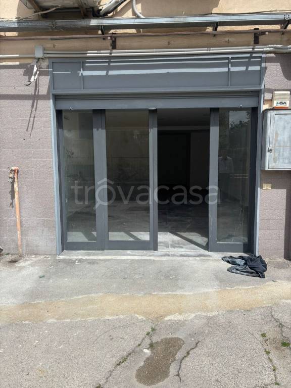 negozio in vendita a Giugliano in Campania in zona Varcaturo