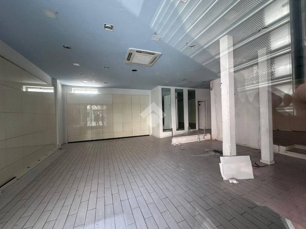 negozio in vendita a Giugliano in Campania