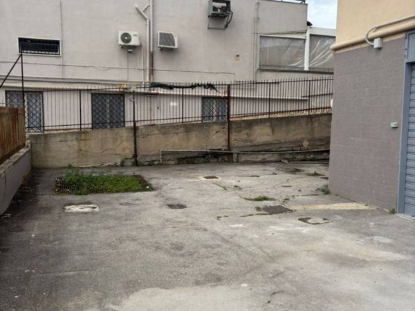 negozio in vendita a Giugliano in Campania in zona Varcaturo