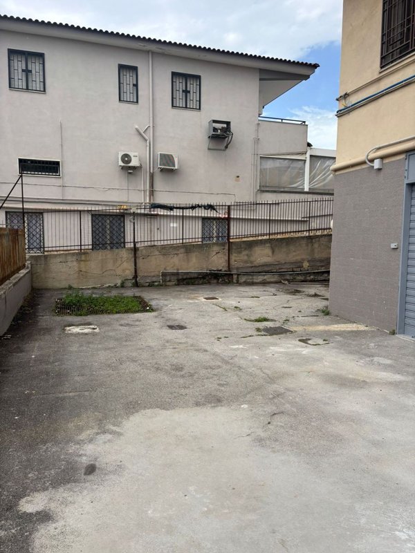 locale commerciale in vendita a Giugliano in Campania in zona Varcaturo