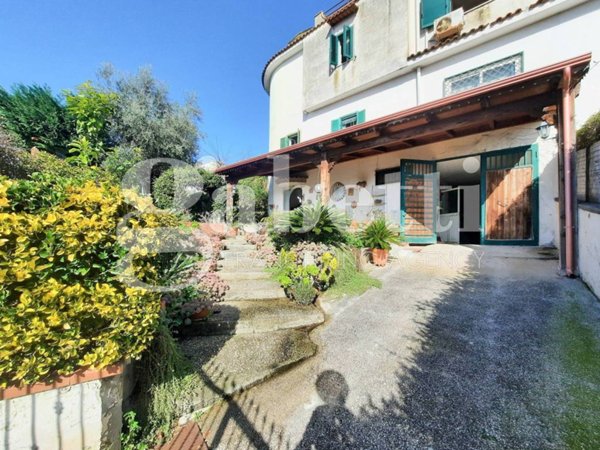 casa indipendente in vendita a Giugliano in Campania in zona Licola