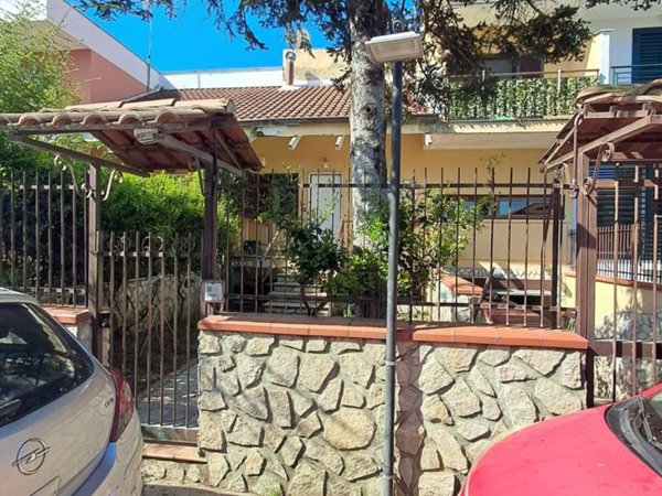 casa indipendente in vendita a Giugliano in Campania in zona Varcaturo