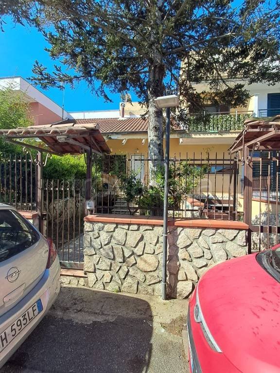 casa indipendente in vendita a Giugliano in Campania in zona Varcaturo