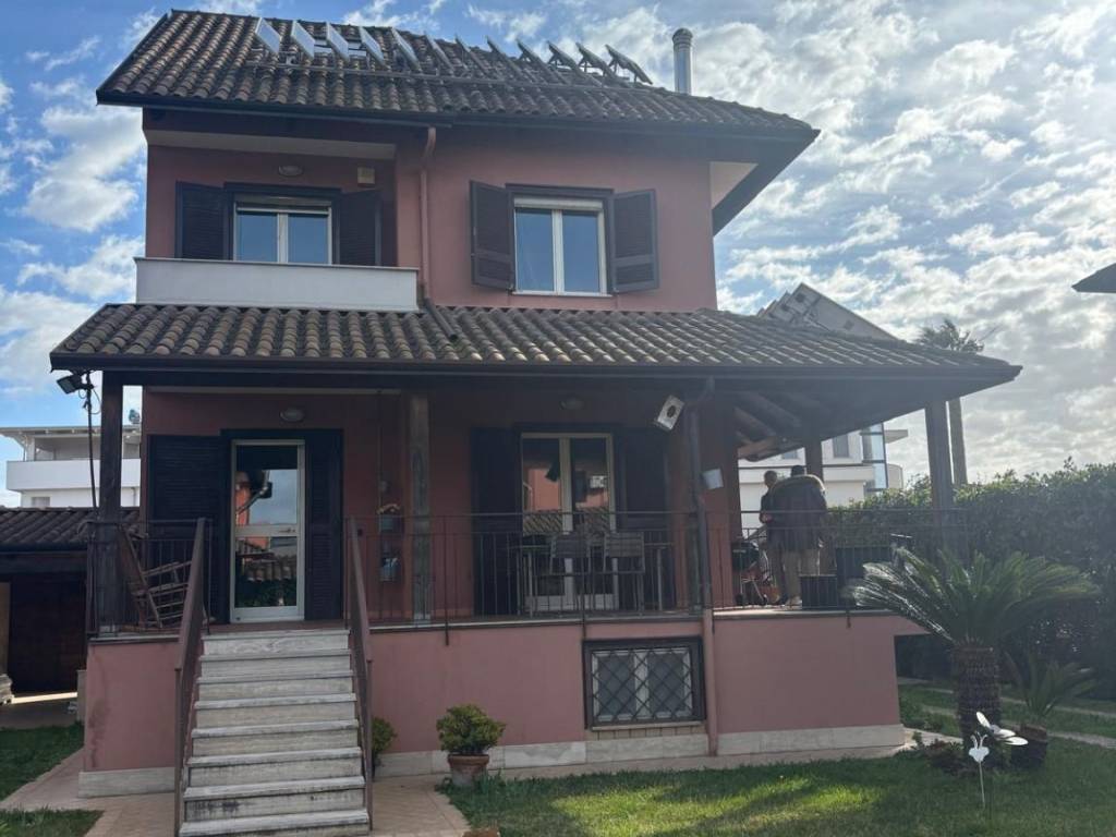 casa indipendente in vendita a Giugliano in Campania in zona Varcaturo