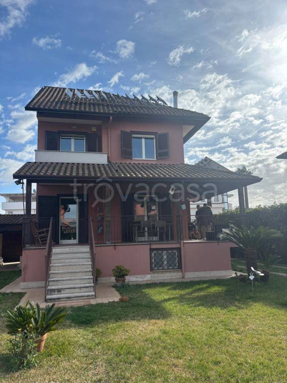 casa indipendente in vendita a Giugliano in Campania in zona Varcaturo