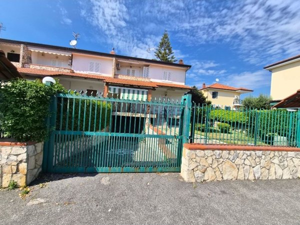 casa indipendente in vendita a Giugliano in Campania in zona Varcaturo