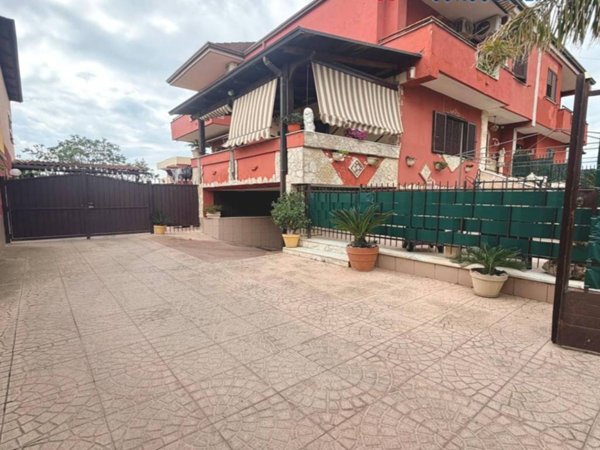 casa indipendente in vendita a Giugliano in Campania in zona Licola