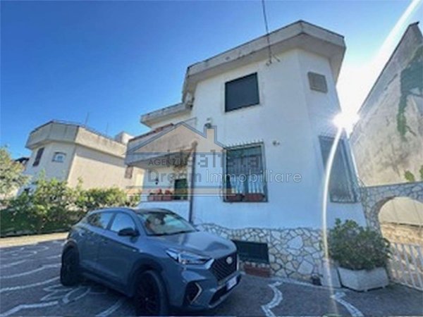 casa indipendente in vendita a Giugliano in Campania in zona Varcaturo