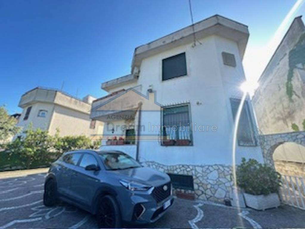 casa indipendente in vendita a Giugliano in Campania in zona Varcaturo