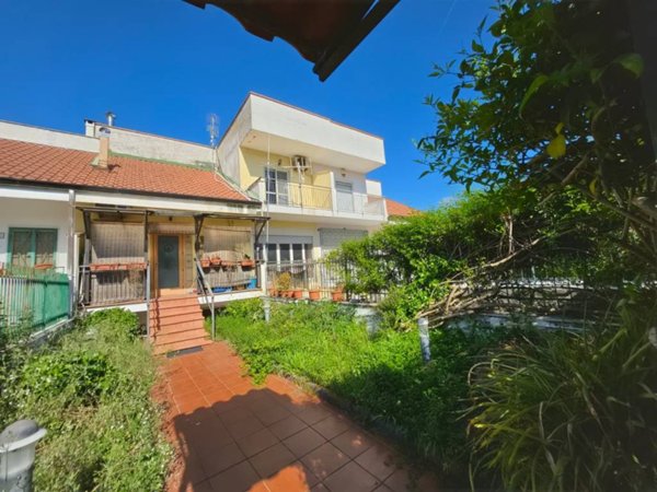 casa indipendente in vendita a Giugliano in Campania in zona Varcaturo