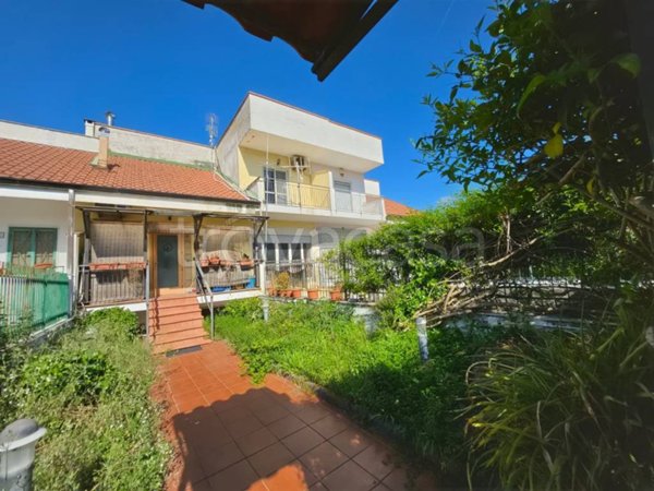 casa indipendente in vendita a Giugliano in Campania in zona Varcaturo