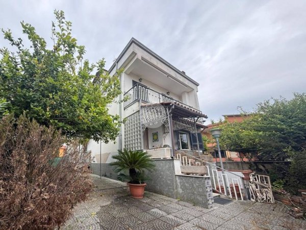 casa indipendente in vendita a Giugliano in Campania in zona Varcaturo