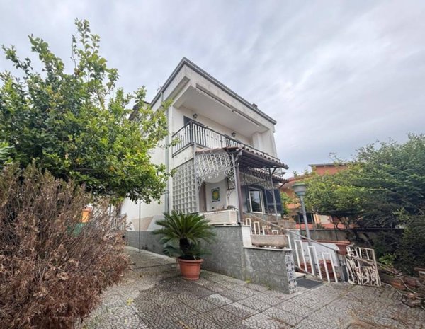 casa indipendente in vendita a Giugliano in Campania in zona Varcaturo