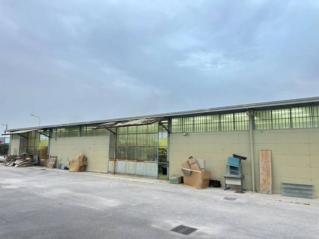 locale commerciale in vendita a Giugliano in Campania in zona Ponte Riccio