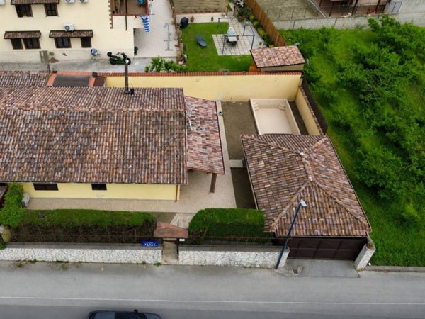 casa indipendente in vendita a Giugliano in Campania in zona Licola