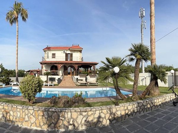 casa indipendente in vendita a Giugliano in Campania in zona Licola