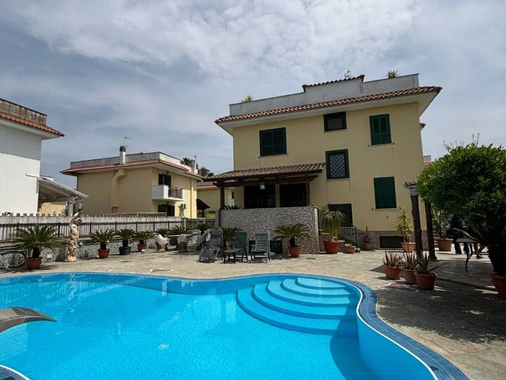 casa indipendente in vendita a Giugliano in Campania in zona Lago Patria