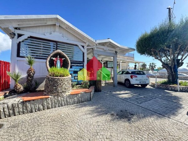 negozio in vendita a Giugliano in Campania in zona Varcaturo