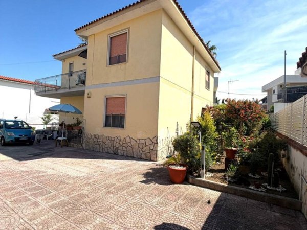 casa indipendente in vendita a Giugliano in Campania in zona Lago Patria