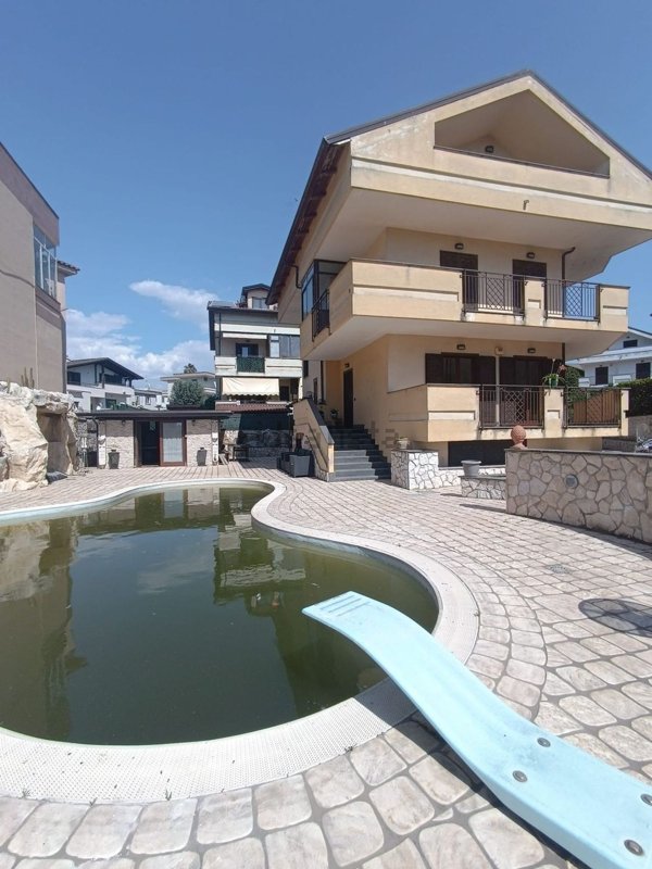 casa indipendente in vendita a Giugliano in Campania in zona Lago Patria