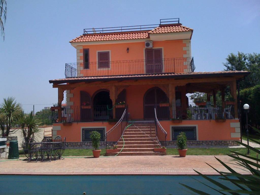 casa indipendente in vendita a Giugliano in Campania in zona Licola