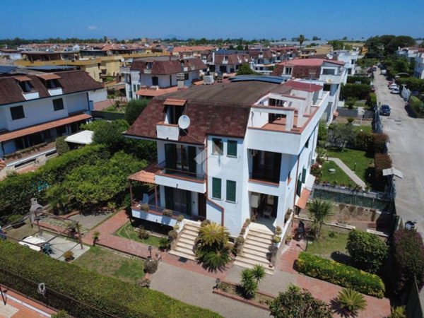 casa indipendente in vendita a Giugliano in Campania in zona Varcaturo