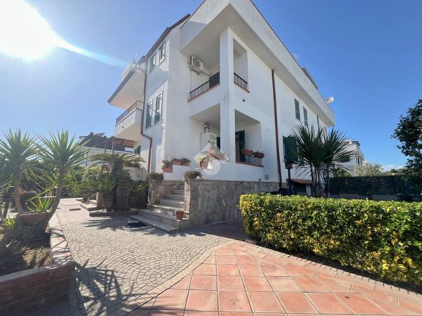 casa indipendente in vendita a Giugliano in Campania in zona Varcaturo