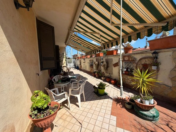 casa indipendente in vendita a Giugliano in Campania in zona Varcaturo