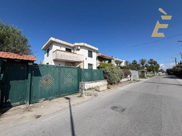 casa indipendente in vendita a Giugliano in Campania in zona Varcaturo