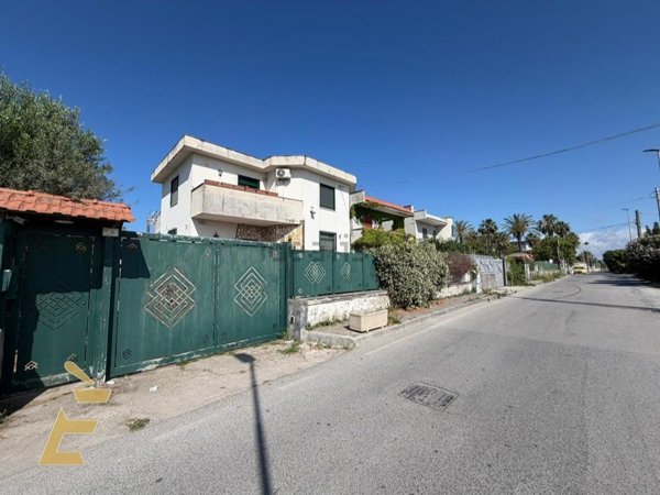 casa indipendente in vendita a Giugliano in Campania in zona Varcaturo
