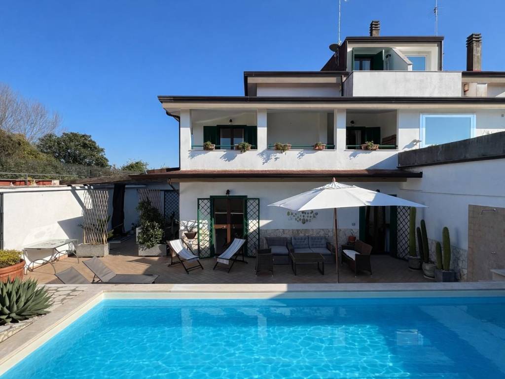 casa indipendente in vendita a Giugliano in Campania in zona Varcaturo