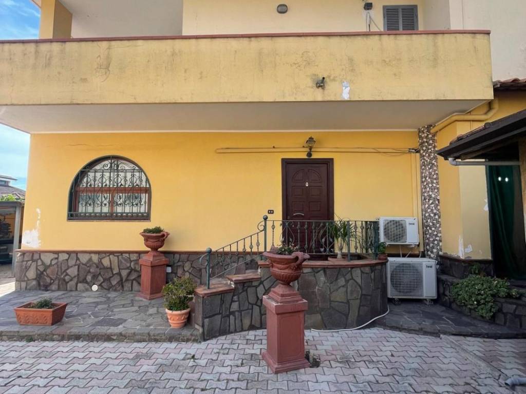 casa indipendente in vendita a Giugliano in Campania in zona Varcaturo