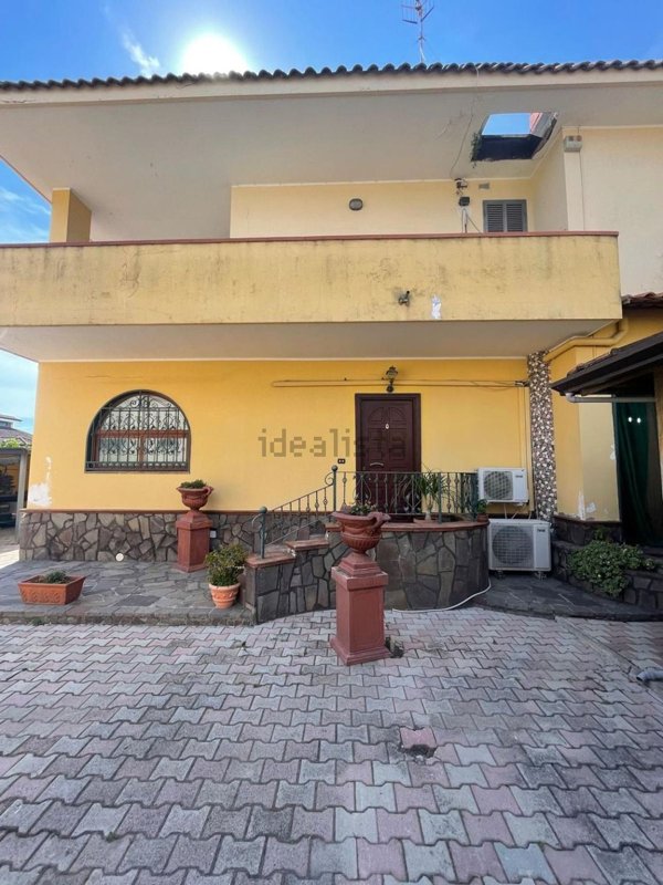 casa indipendente in vendita a Giugliano in Campania in zona Varcaturo