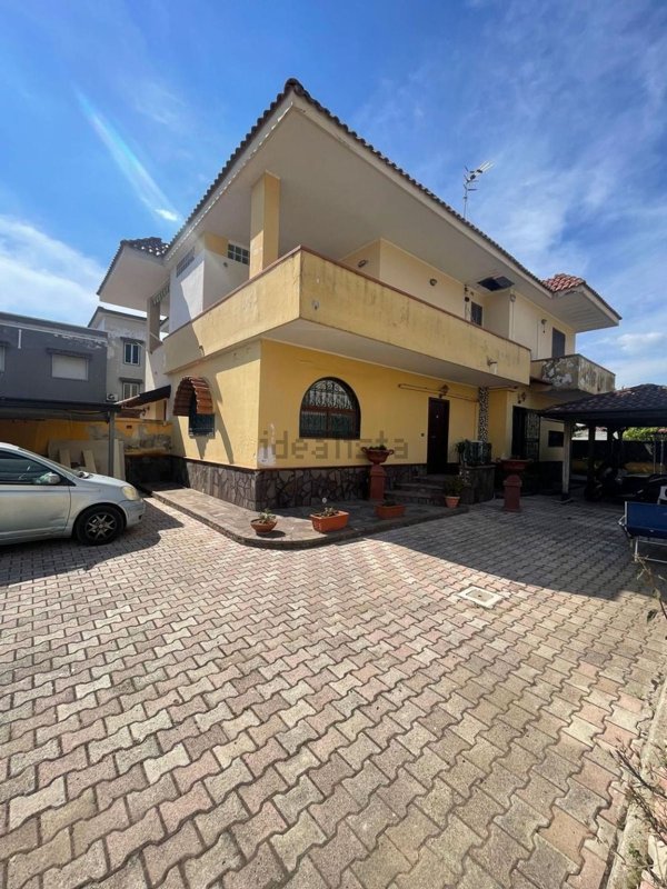 casa indipendente in vendita a Giugliano in Campania in zona Varcaturo